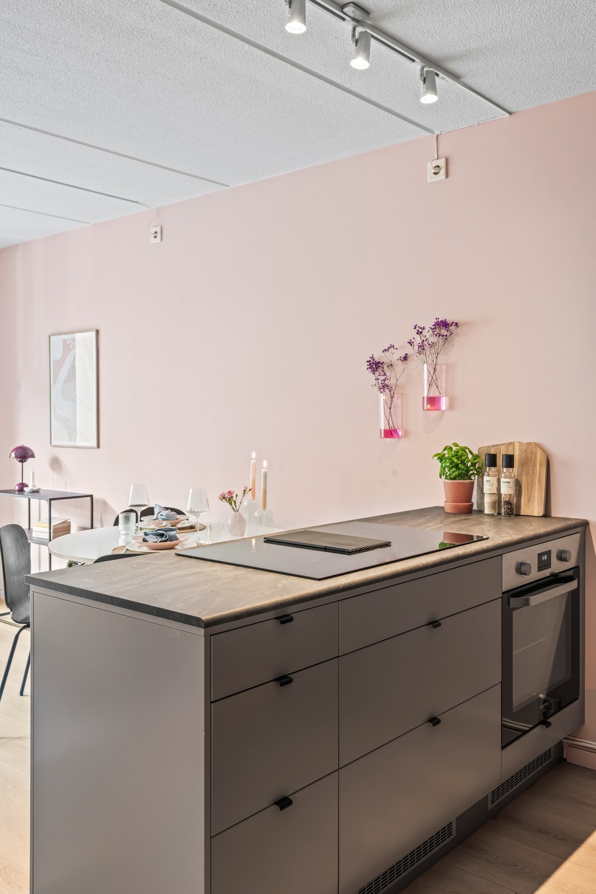 Hvitevarene er integrerte og består av stekeovn, oppvaskmaskin og kjøle/-fryseskap. Galleribilde