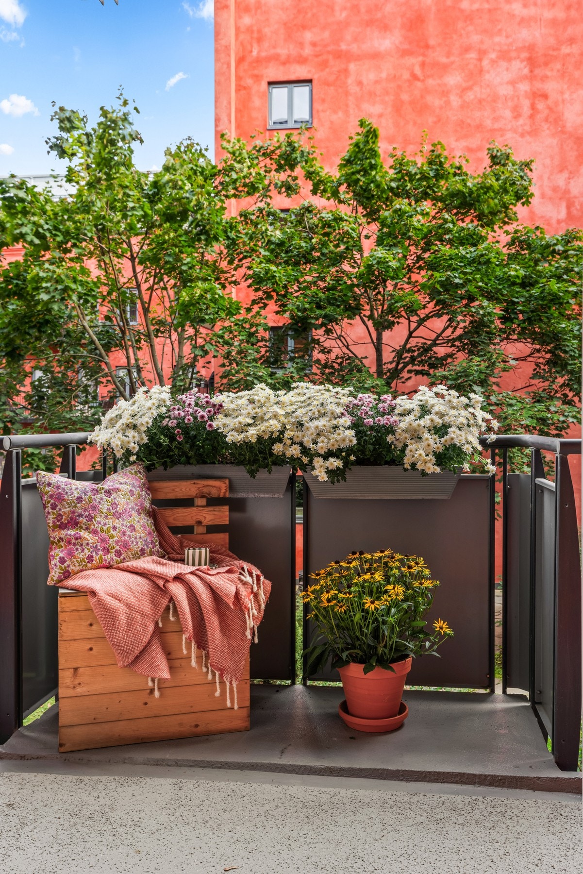 Det er heisadkomst til leilighetsplanet i 2. etasje og videre adkomst fra svalgang. På svalgangen er det fin plass til å innrede med et kafè-sett. Galleribilde