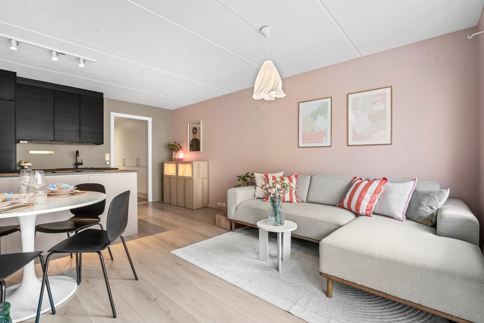 Stuen er romslig med plass til sofagruppe, mediemøbel og spisebord. Galleribilde