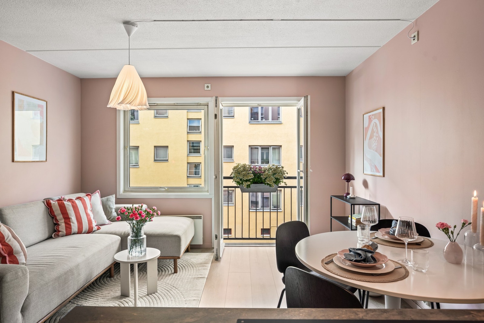 Det er IN-ordning i borettslaget og ved å nedbetale andel fellesgjeld vil månedlige felleskostnader reduseres til ca. kr. 3095,-. Galleribilde