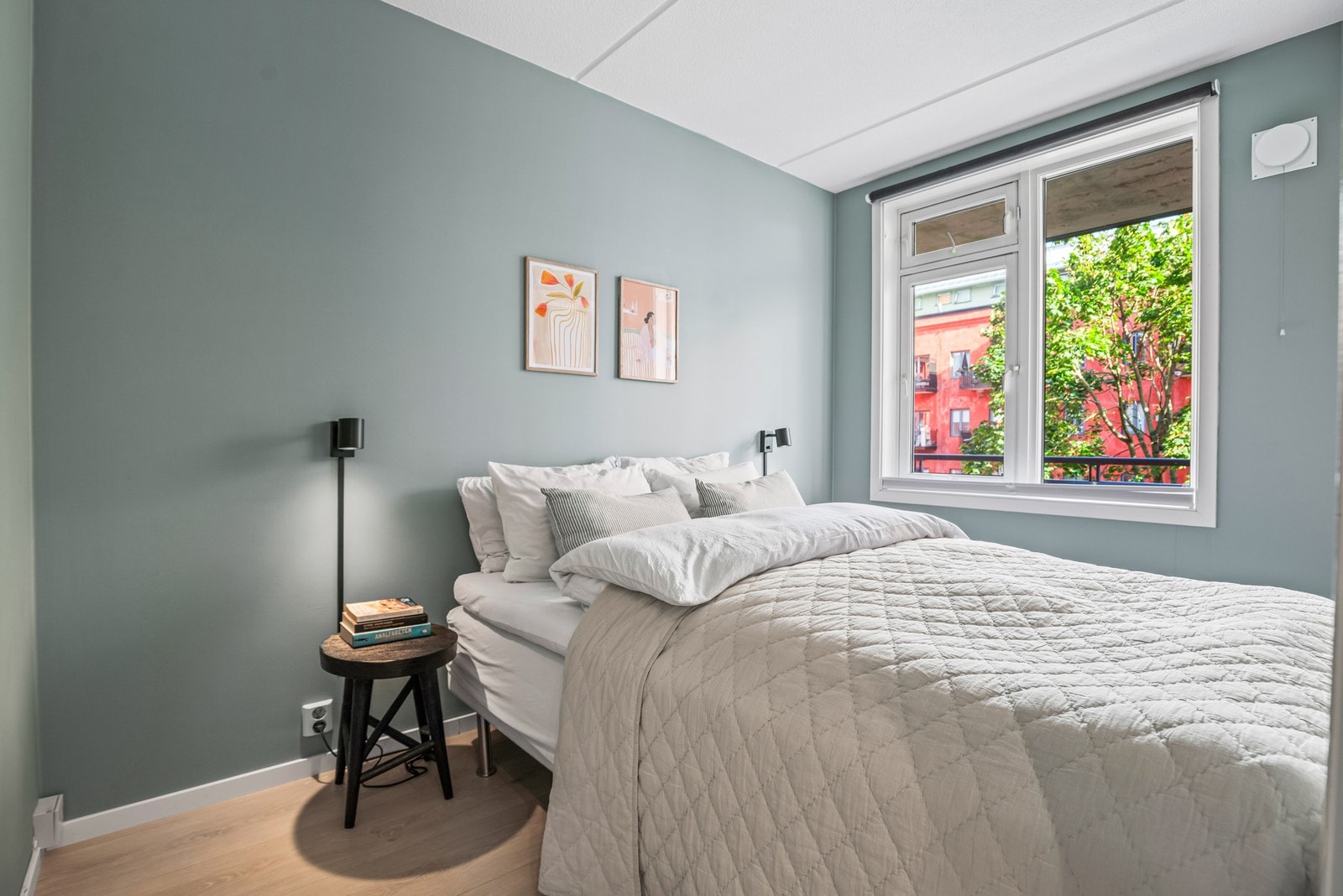 Luftig soverom som vender mot svalgang/bakgård. Galleribilde