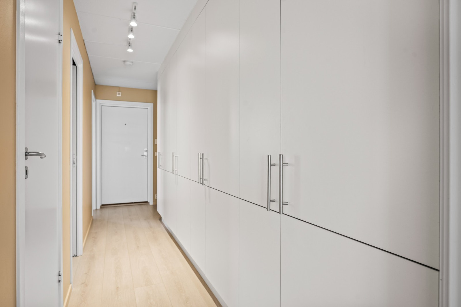 I gangen er det en stor garderoberekke med rikelig lagringsplass, i tillegg medfølger det kjellerbod på 3 kvm. Ved inngangsdør er det montert callinganlegg. Galleribilde