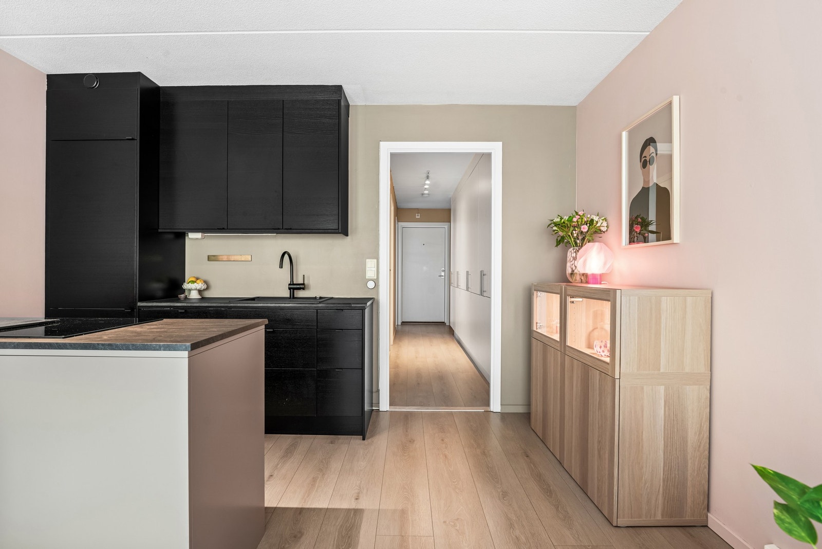 Åpen løsning mellom stuen og kjøkkenet. Galleribilde