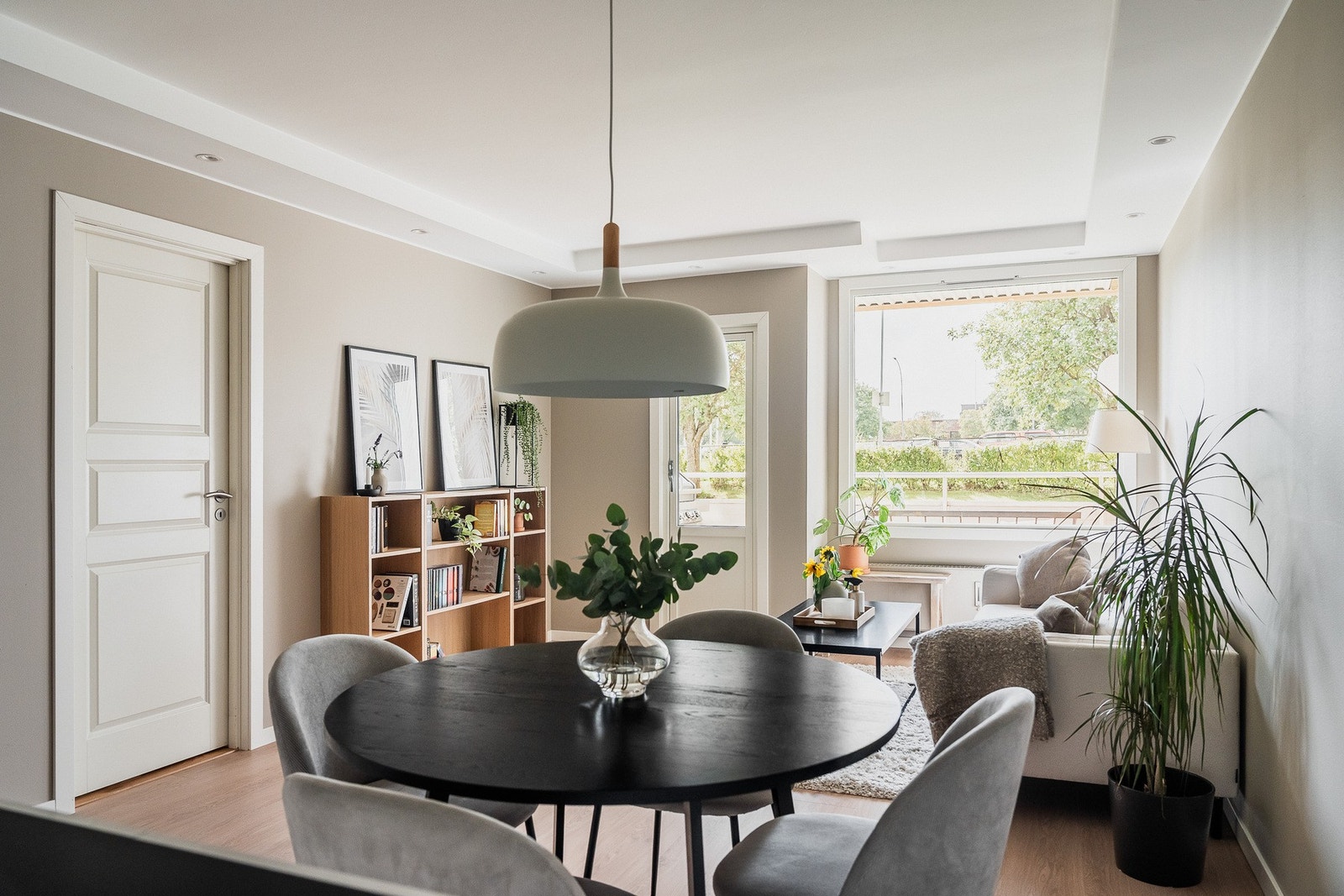 Store vindusflater gir godt med naturlig lys. Galleribilde