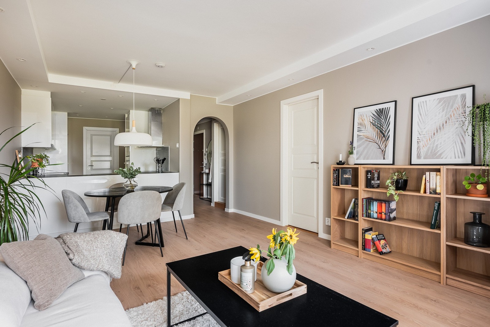 God plass til stor sofa og tv-titting. Galleribilde