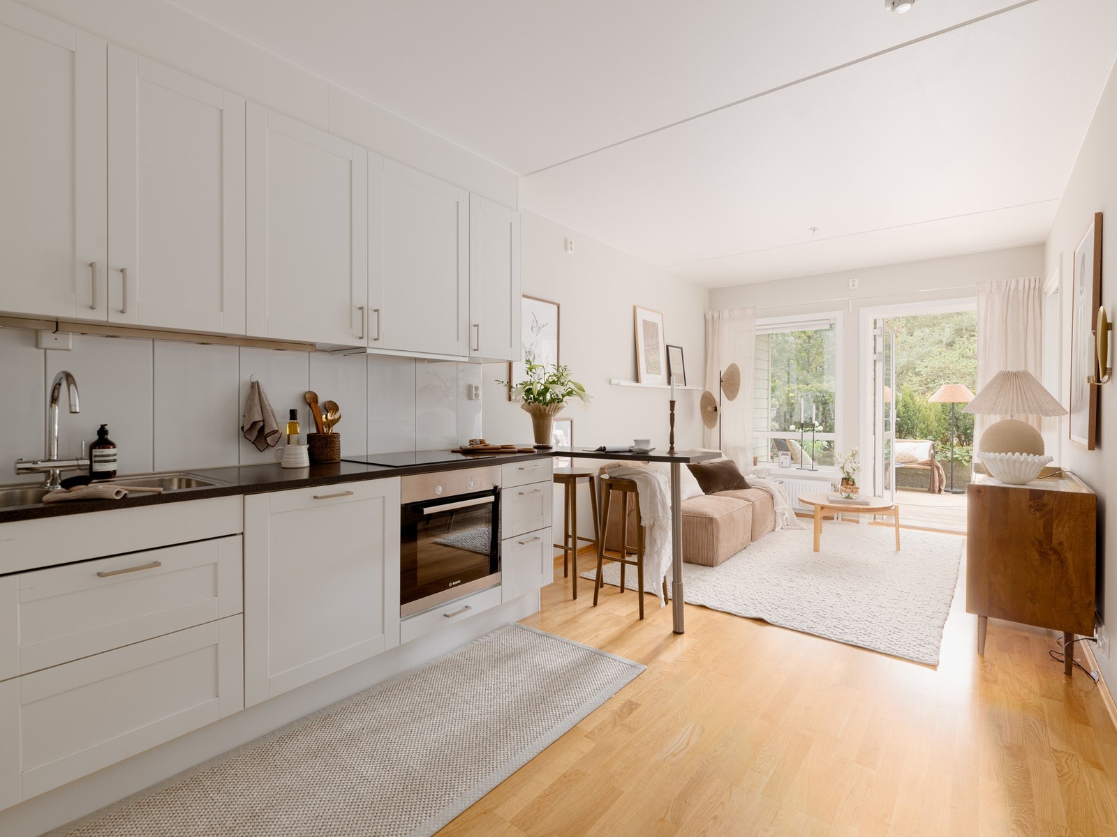 Kjøkken fra Marbodal med integrerte hvitevarer og god arbeidsflate. Galleribilde