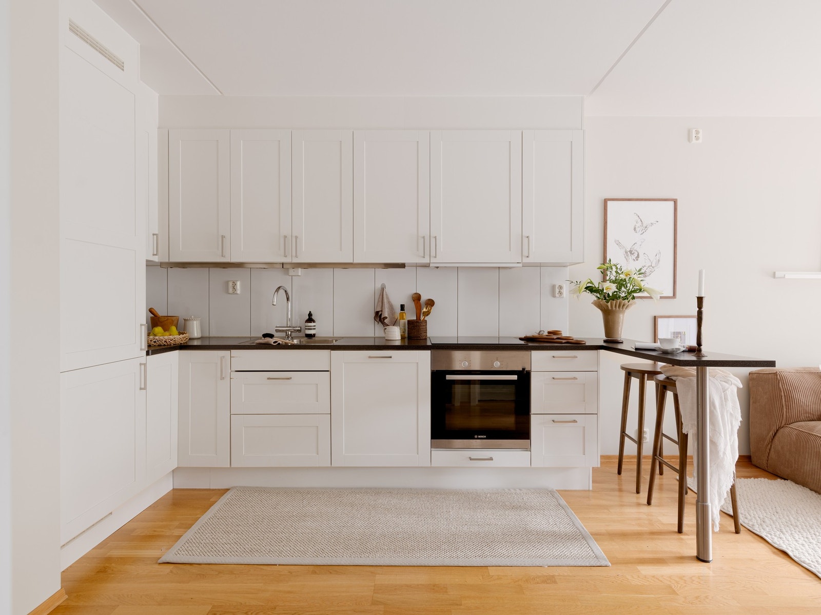 Praktisk barløsning som fungerer som en sonedeler mot stuen. Galleribilde