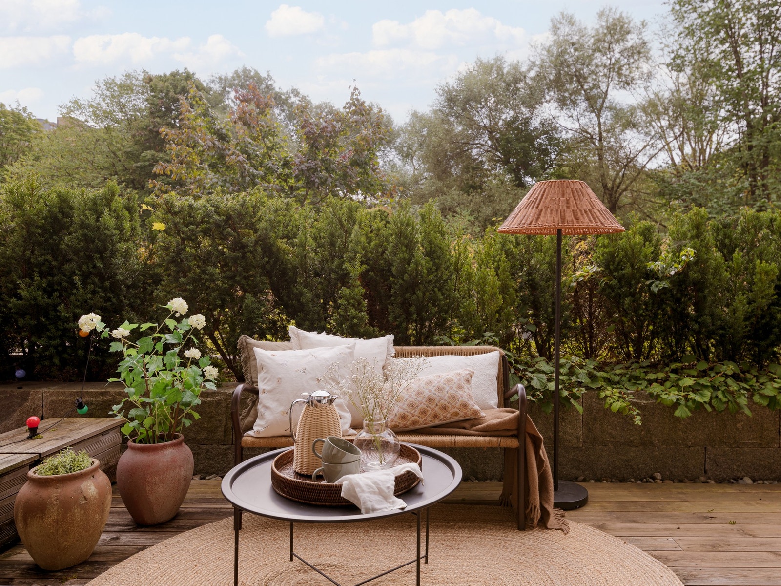 Skjermet med en grønn hekk som gir en privat og lun atmosfære. Galleribilde