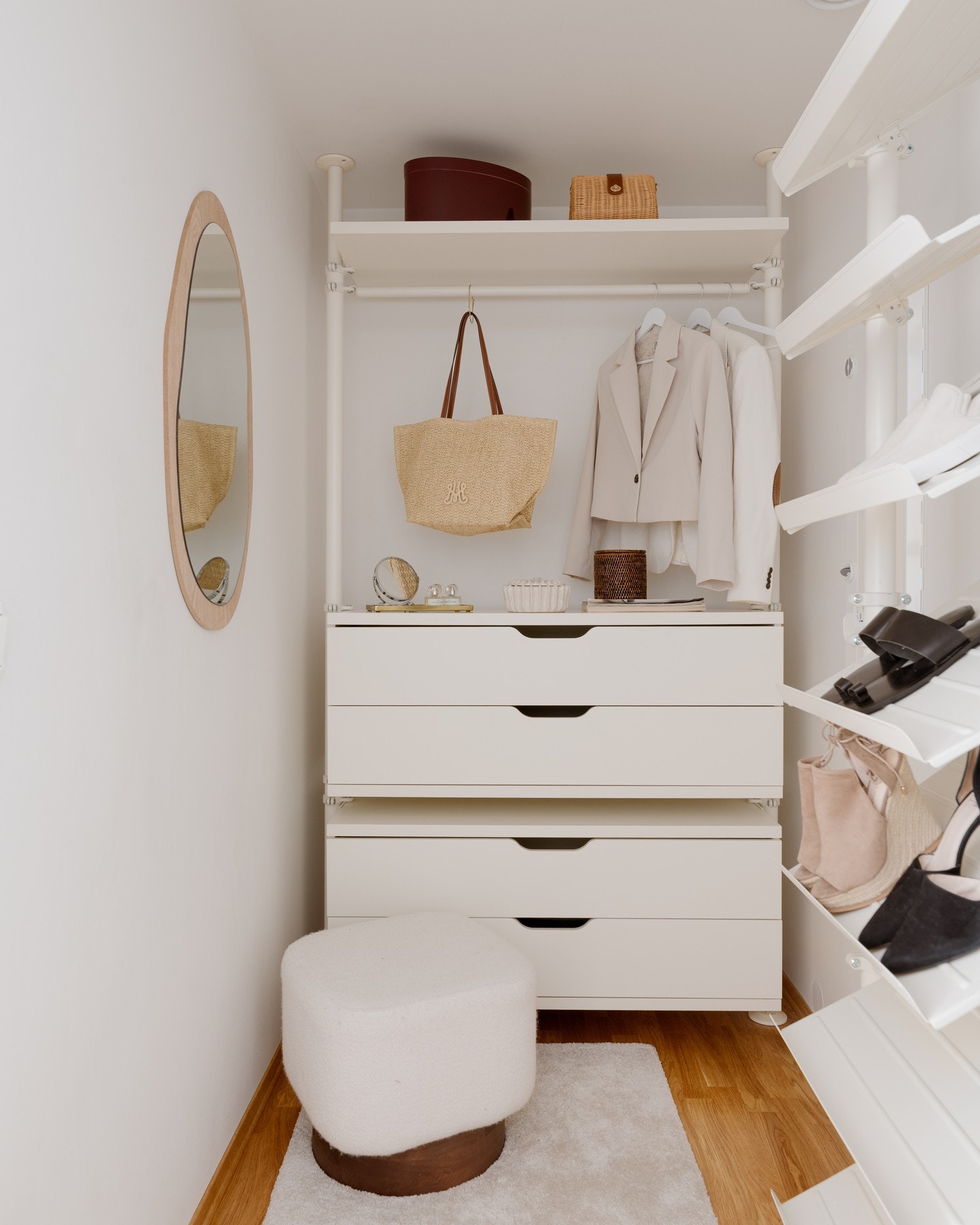 Praktisk bod innredet som walk-in garderobe med hyllesystem, skuffer og oppheng - gir rikelig med oppbevaringsplass. Galleribilde