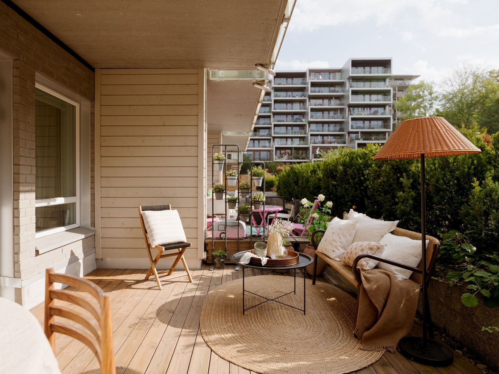 Hyggelig terrasse med adkomst fra stue/kjøkken, ca. 16 m². Galleribilde
