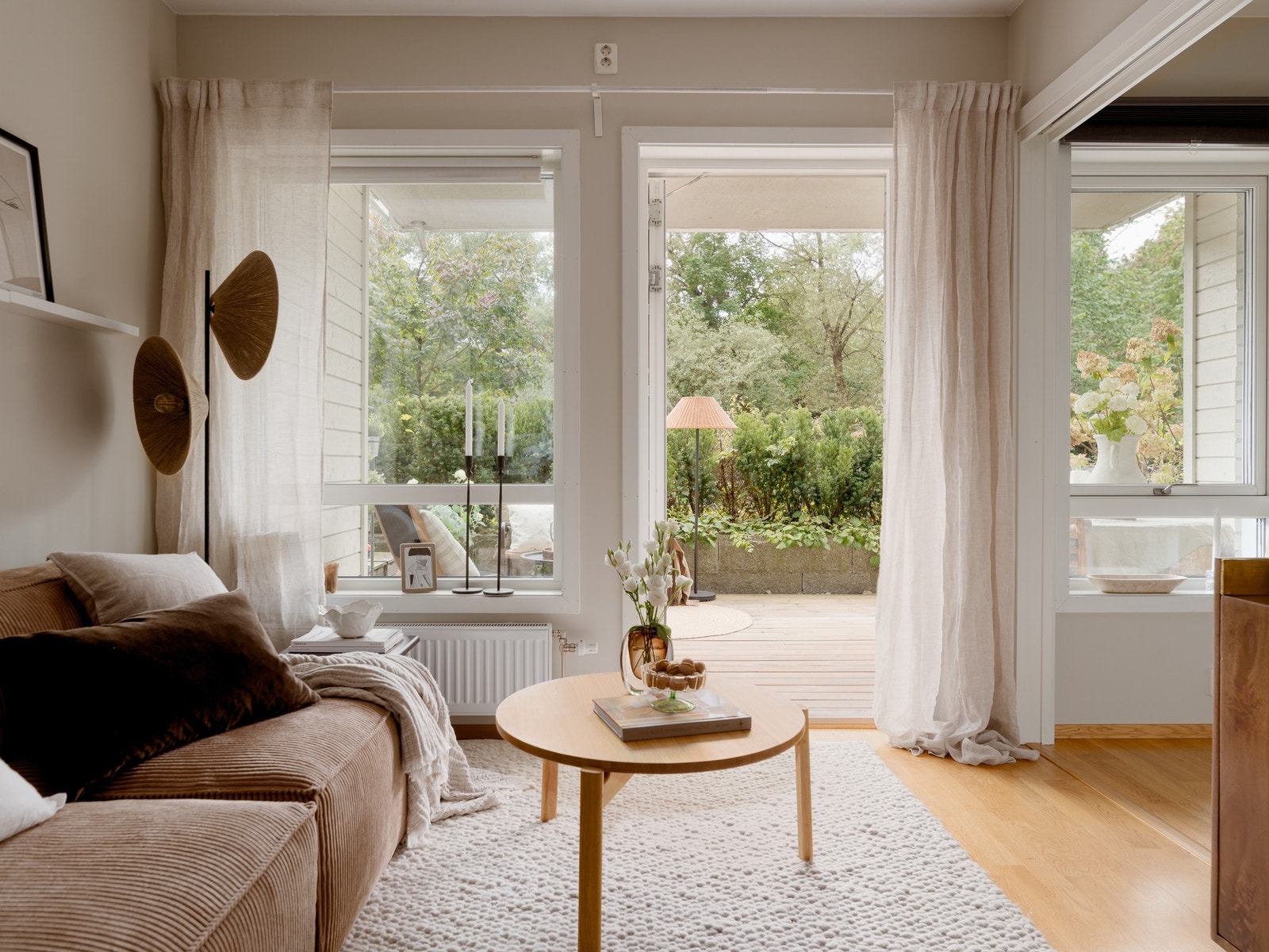 Lys og innbydende stue med store vindusflater og utgang til solrik terrasse. Galleribilde