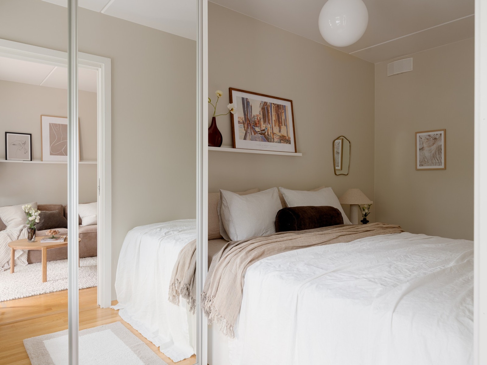 Takhøy skyvedørsgarderobe med speilfronter. Galleribilde