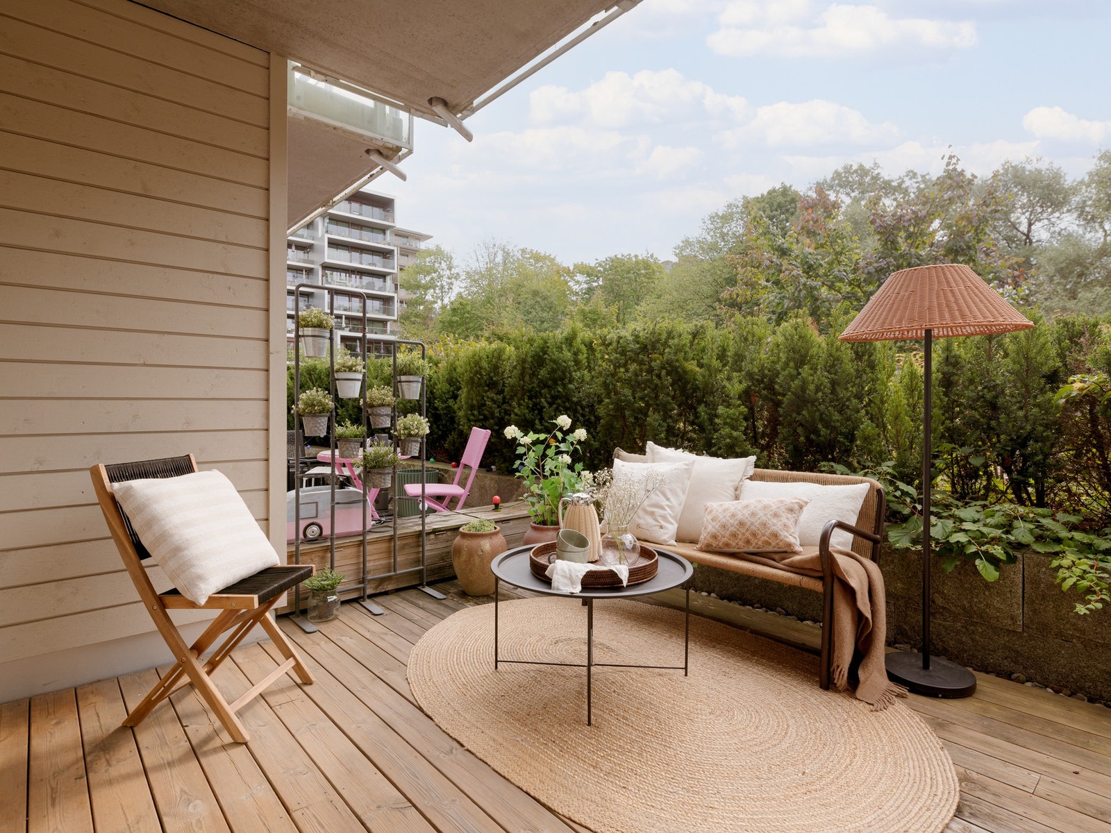Hyggelig og solrik terrasse med god plass til både sittegruppe og beplantning. Galleribilde