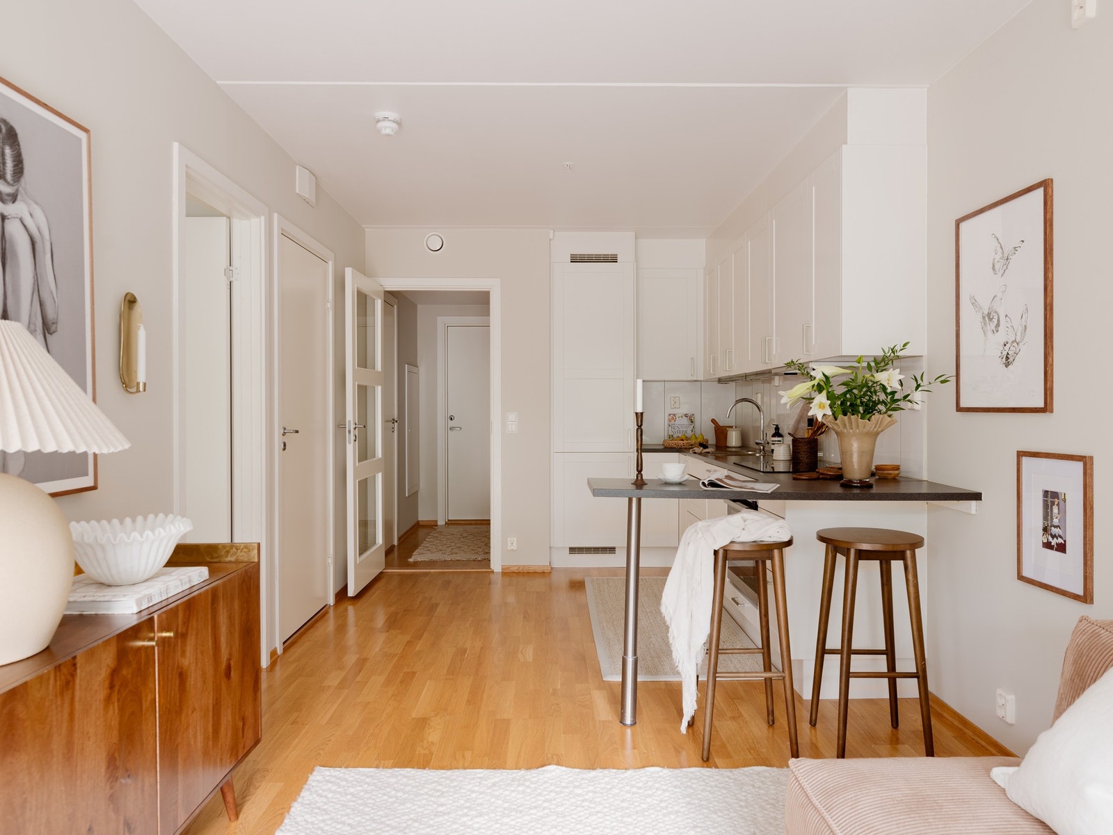 Lys og åpen stue- og kjøkkenløsning med spiseplass på kjøkkenøyen. Galleribilde