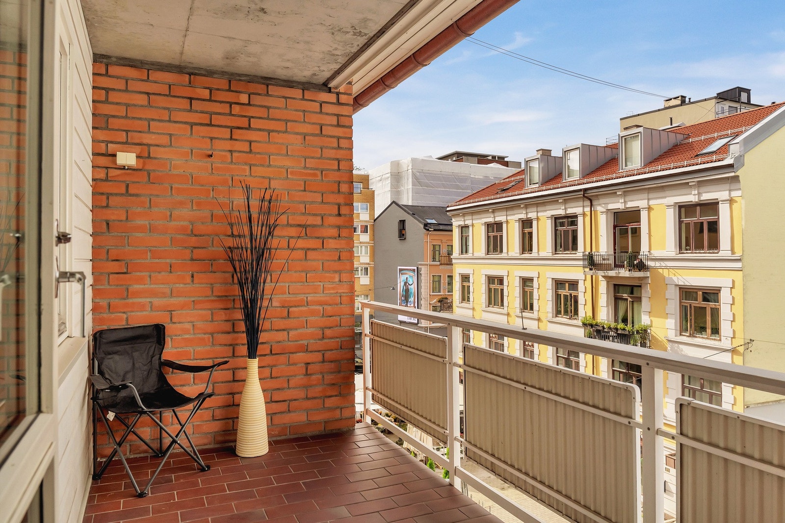 Fra stuen har du utgang til en sydvendt balkong på ca. 6 kvm som fungerer en flott forlengelse av oppholdsrommet på varme sommerdager. Galleribilde