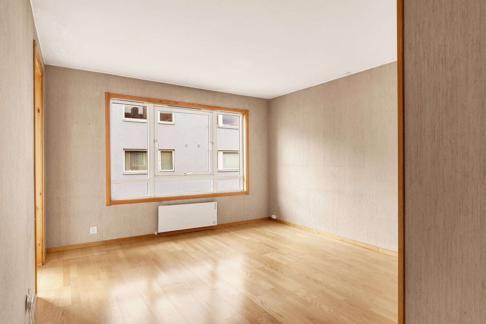 Stuen er romslig og har en praktisk tilknytning til kjøkkenet, noe som gir en åpen og sosial atmosfære. Galleribilde