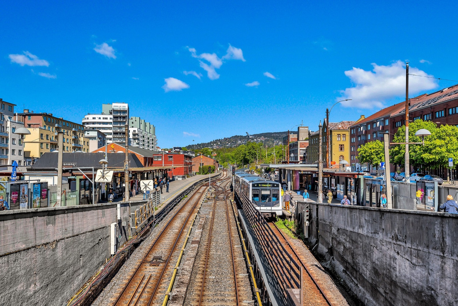 Majorstuen T-banestasjon, som er et av byens viktigste kollektivknutepunkter, ligger kun et par minutters gange unna. Galleribilde