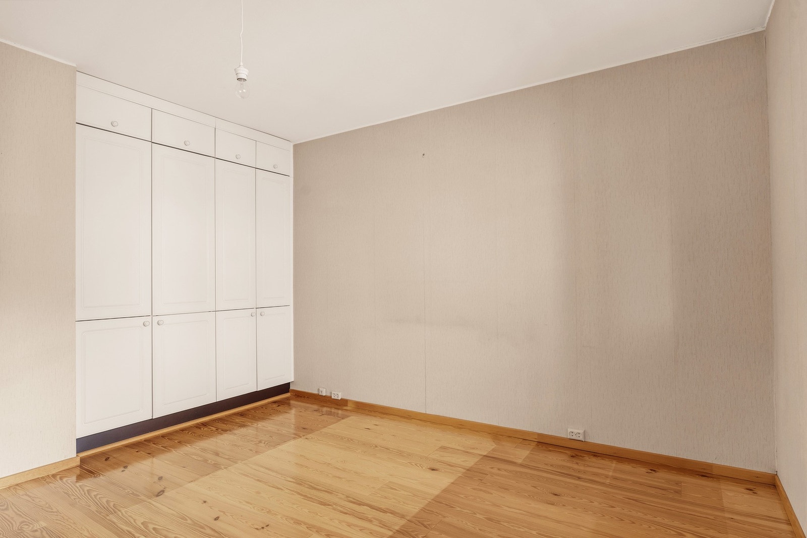 Rommet er utstyrt med garderobeskap som gir rikelig med oppbevaringsplass og bidrar til en praktisk og ryddig hverdag. Galleribilde