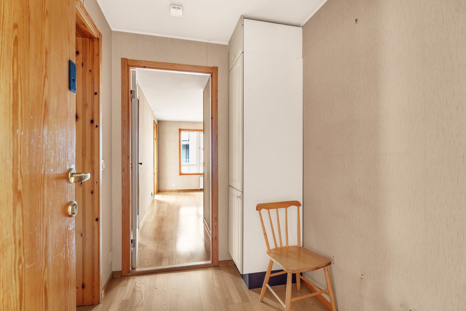 Leiligheten ønsker deg velkommen med en praktisk entré som gir et ryddig førsteinntrykk. Galleribilde