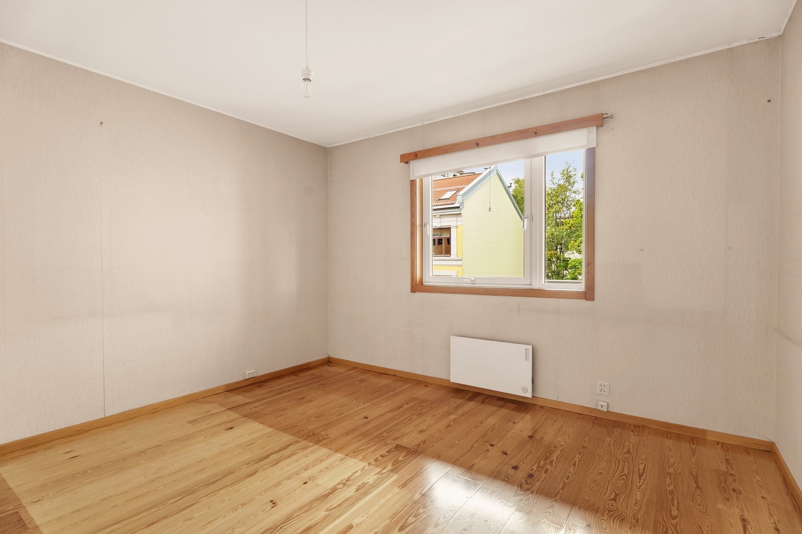 Leiligheten har et romslig soverom med god plass til dobbeltseng, nattbord og tilleggsinnredning etter behov. Galleribilde