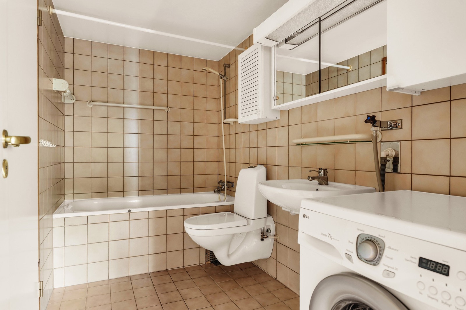 Badet er fra byggeår og innredet med fliser på både gulv og vegger. Gulvet er utstyrt med varme. Galleribilde