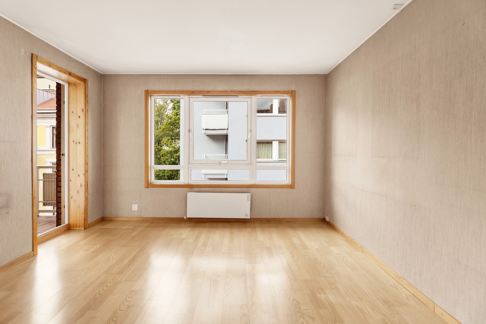 De store vindusflatene sørger for godt lysinnslipp. Stuen byr på flere møbleringssoner, som gir deg muligheten til å skape en stue etter din helt egen smak. Galleribilde