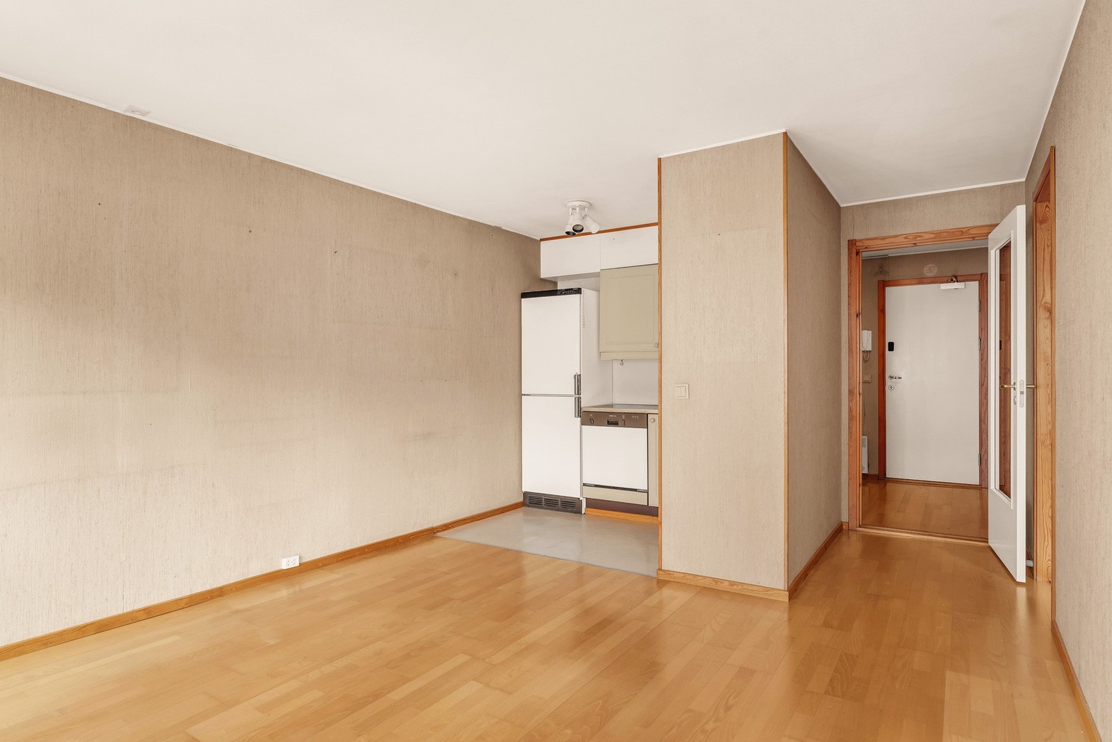 Stue og kjøkken sammen skaper et innbydende allrom. Galleribilde