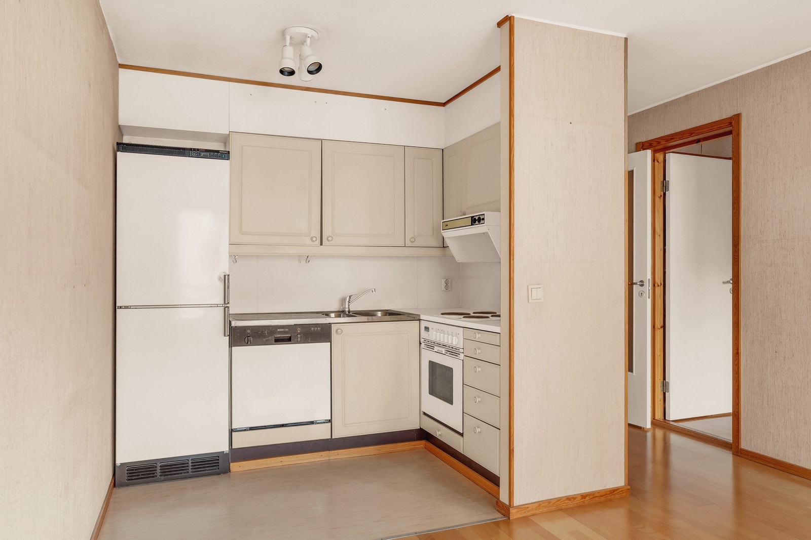 Her finner du integrerte hvitevarer som komfyr, platetopp, oppvaskmaskin og kjøkkenventilator tilkoblet avtrekkskanal, samt kjøleskap med frysedel. Galleribilde