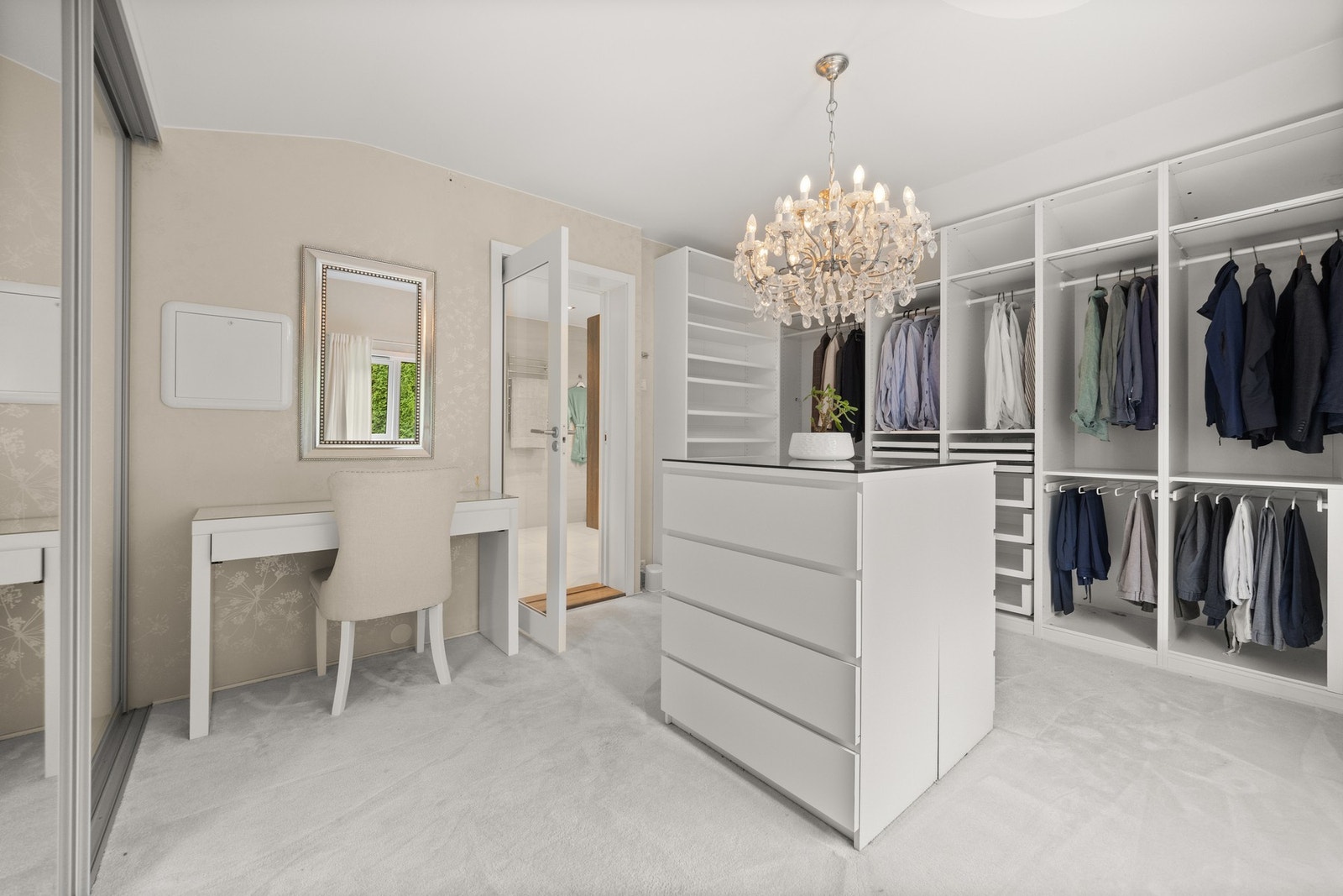 Fra badet har du enkel adkomst inn i boligens omkledningsrommet - Her har du god plass til hele klesskapet! Galleribilde