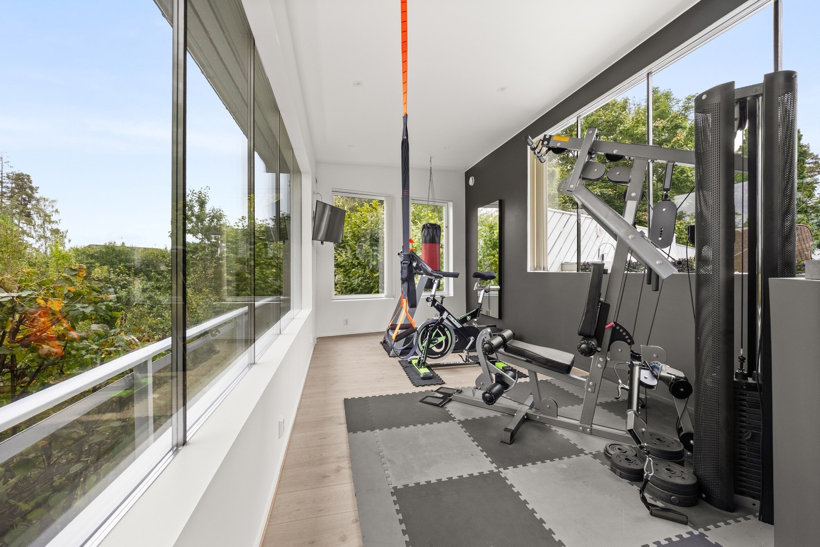 På terrassen finner du også et treningsrom fra 2019 med gulvvarme! Perfekt for deg som vil få inn treningsøkten før jobb! Galleribilde