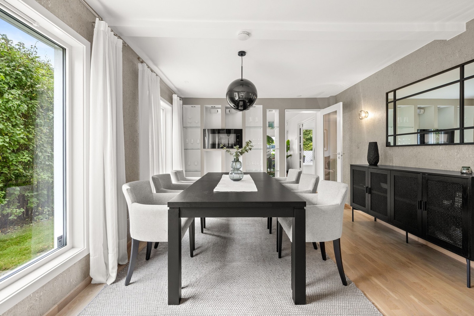 I tilknyttning til kjøkkenet har du god plass til å innrede med langbord eller annen ønsket spisegruppe med plass til venner og familie! Galleribilde