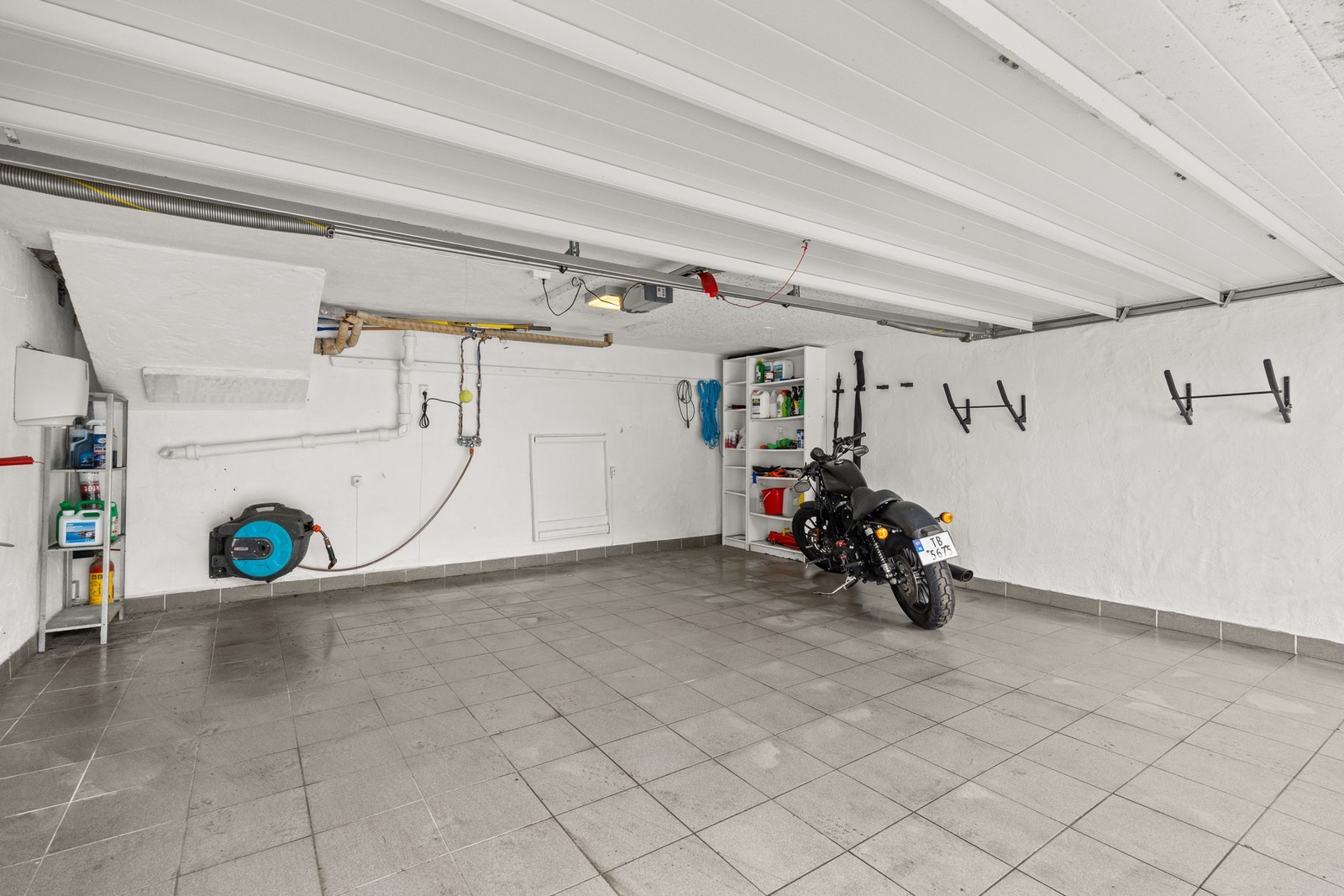 Boligen har en stor garasje med plass til to biler, samt stikkontakt for lading. Galleribilde