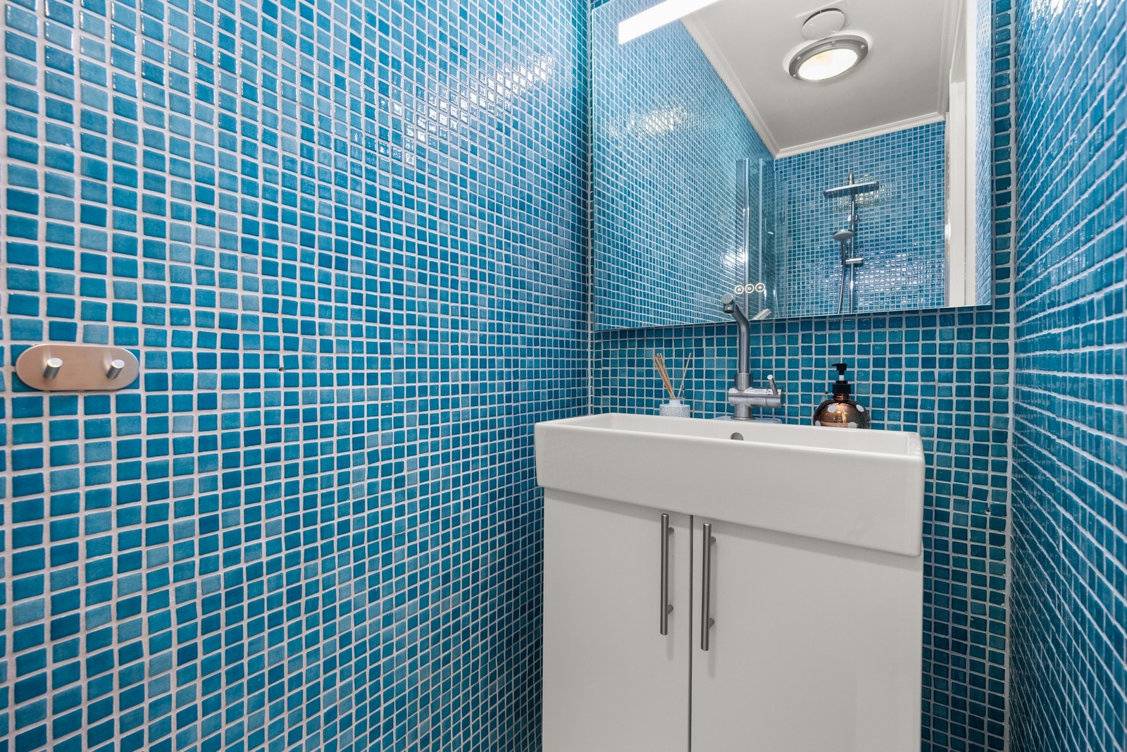 Badet ble overflateoppusset i 2015 og har flislagte vegger samt gulv med varme. Galleribilde