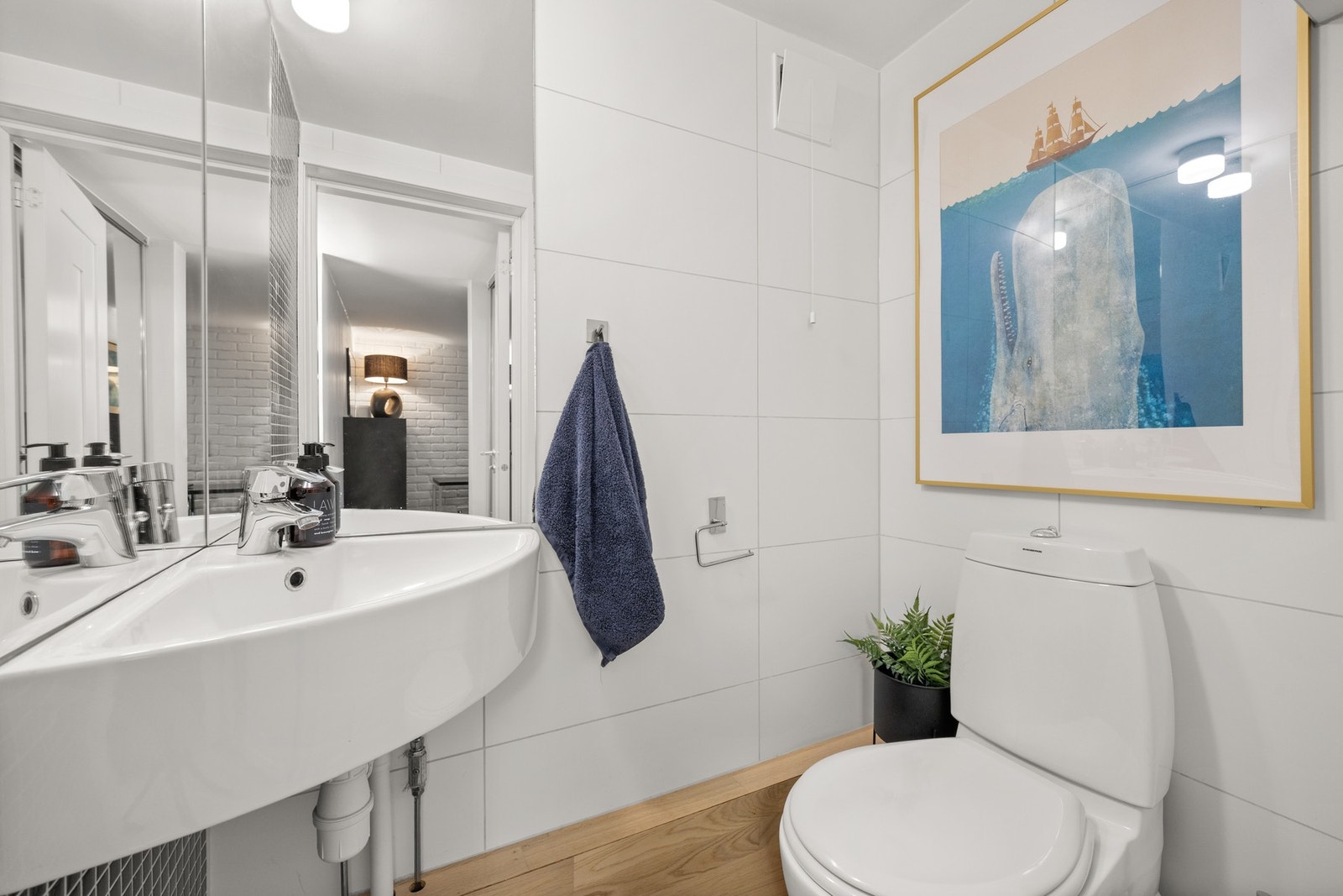 Toalettrom fra 2015 med flislagte vegger og parkettgulv. Galleribilde