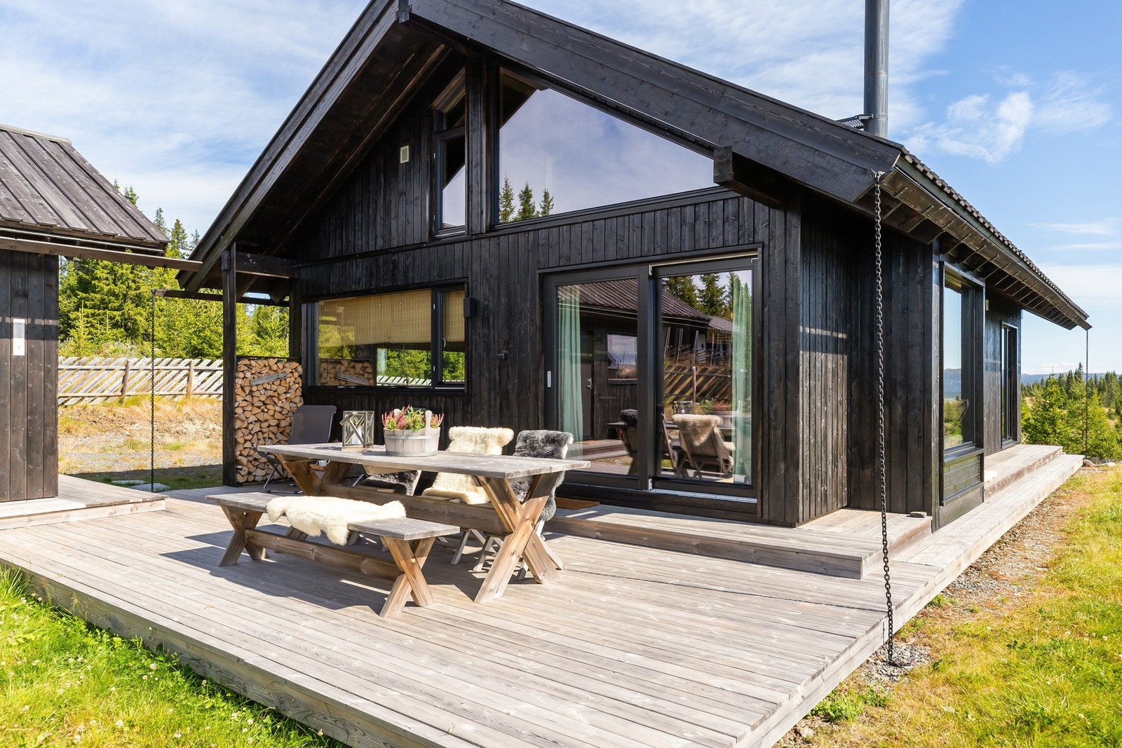 Gjennomført og innholdsrik hytte med god kvalitet - perfekt plassert i en rolig hyttegrend med hyggelig naboskap Galleribilde