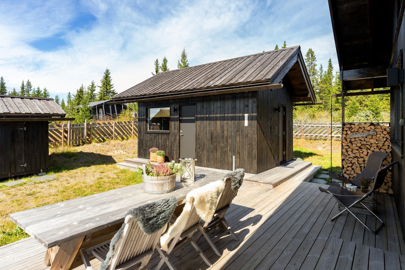 Platting rundt store deler av hytta som forbinder hytte og anneks Galleribilde