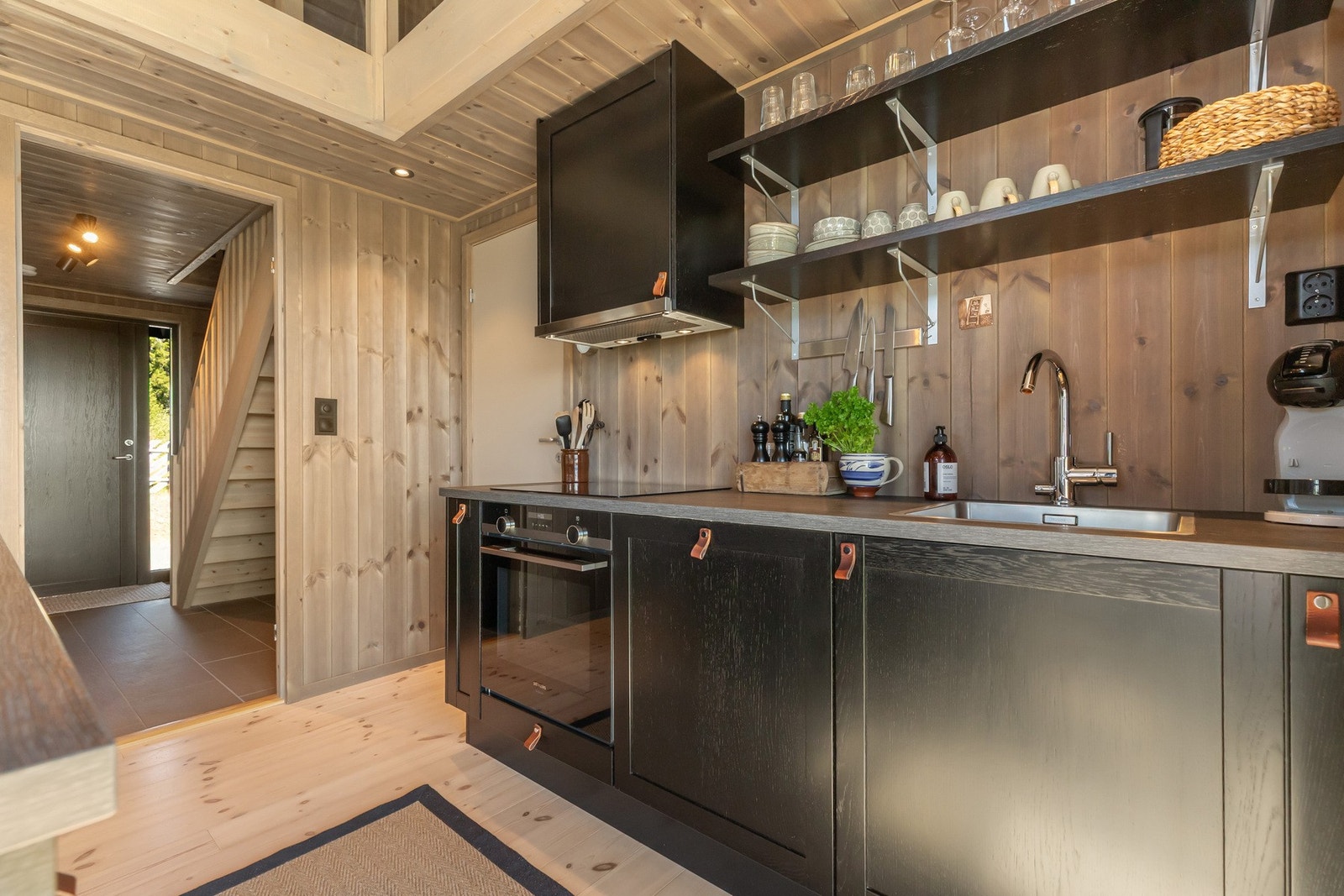 Praktiske hyller for god oppbevaring Galleribilde