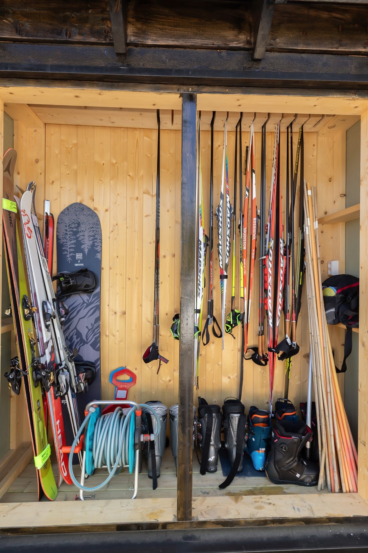 Hytta har flere boder som dekker alle behov - egen ski-bod, vedbod og bod for redskap og sykler samt smøre- og verktøybod. Galleribilde