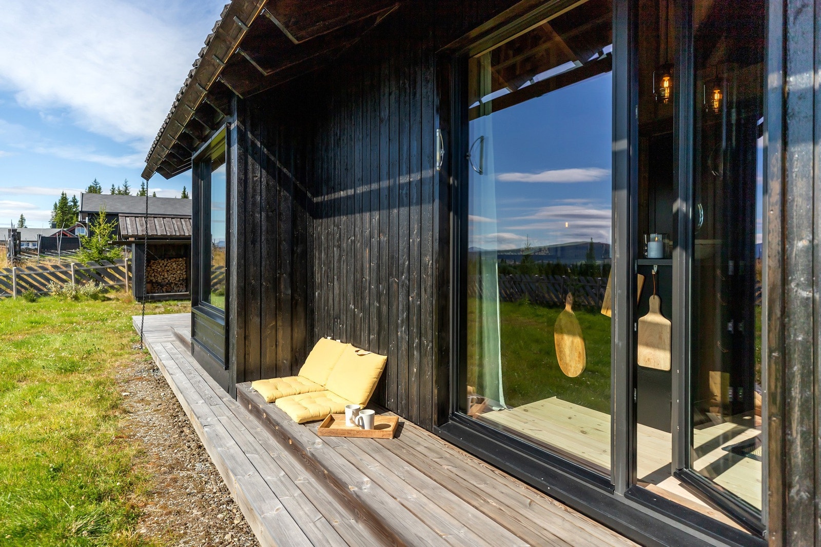 Det er lett å finne en hyggelig sitteplass rundt hytta Galleribilde