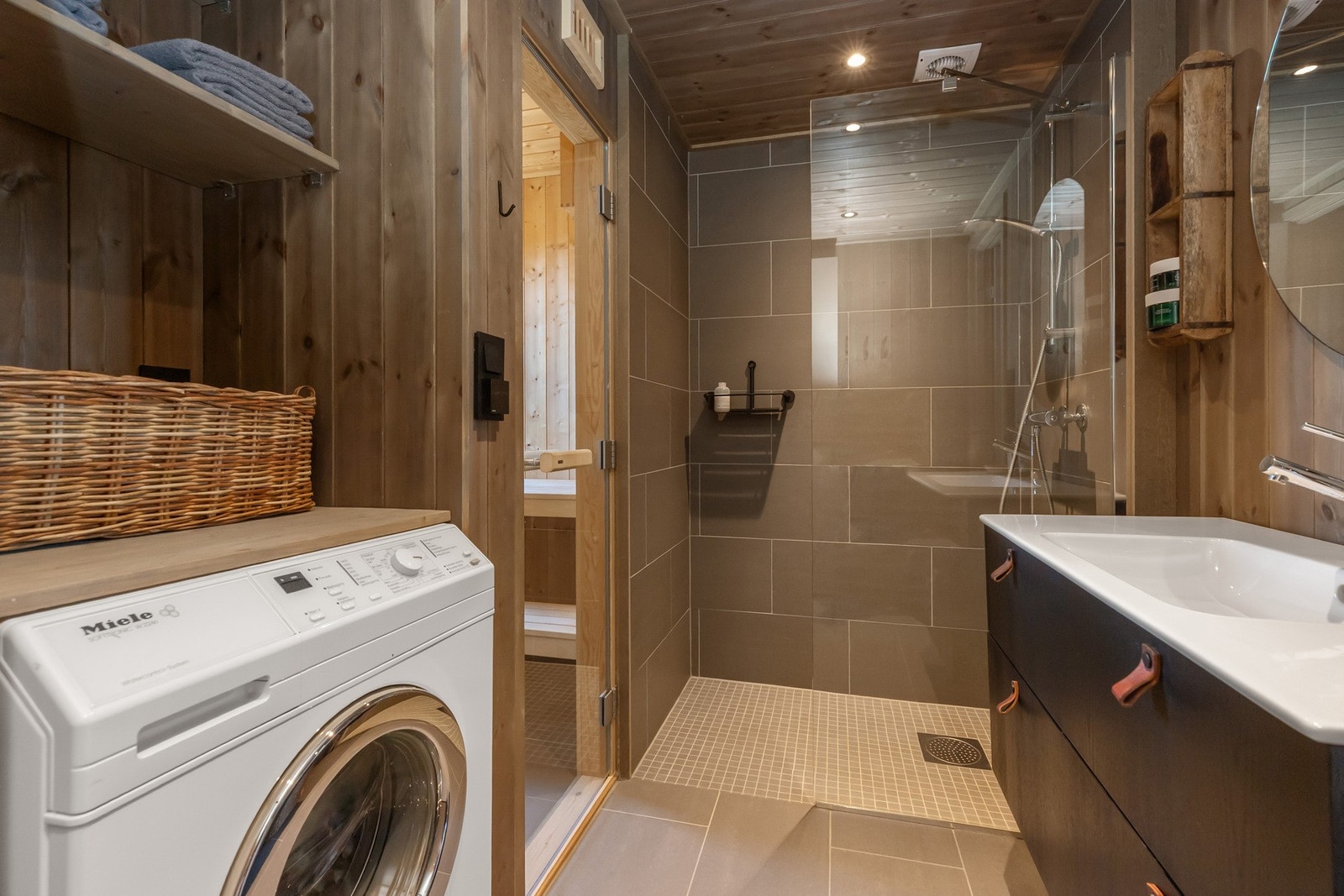 Badsturom med badstuovn og benker, herfra er det flott utsikt - perfekt etter en dag i fjellet Galleribilde