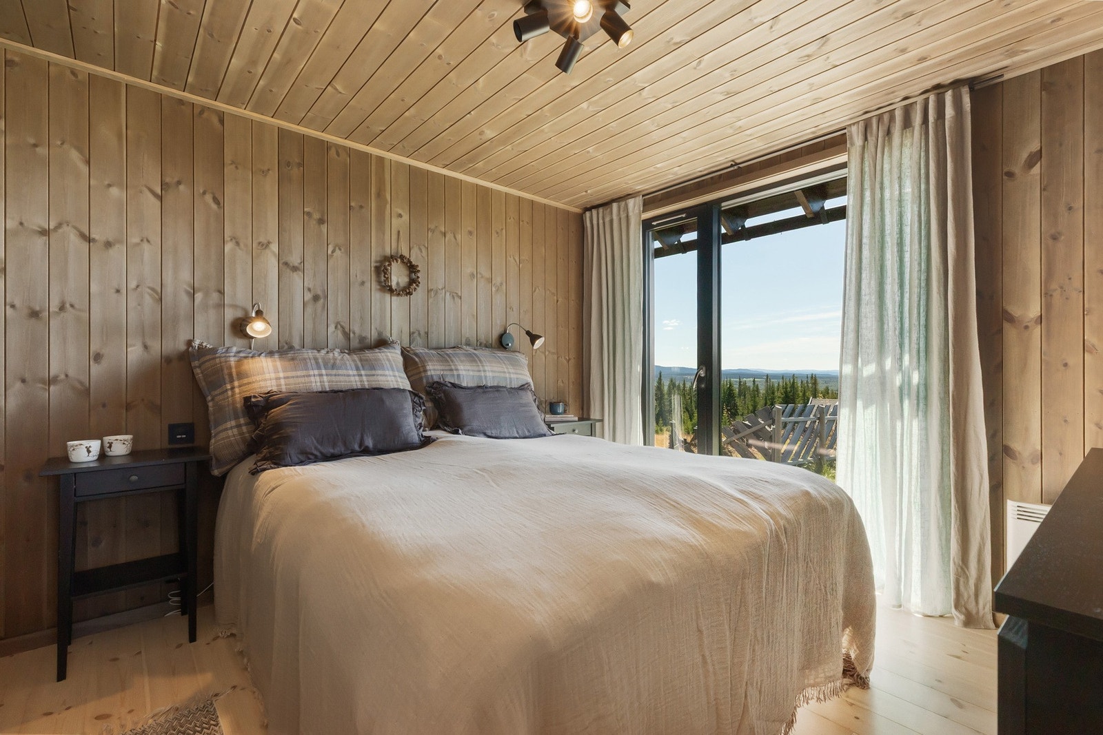 Hovedetasjen har ett soverom med god plass til dobbeltseng og kommode Galleribilde