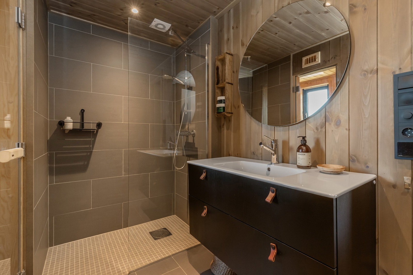 Dusjnisje med god plass Galleribilde