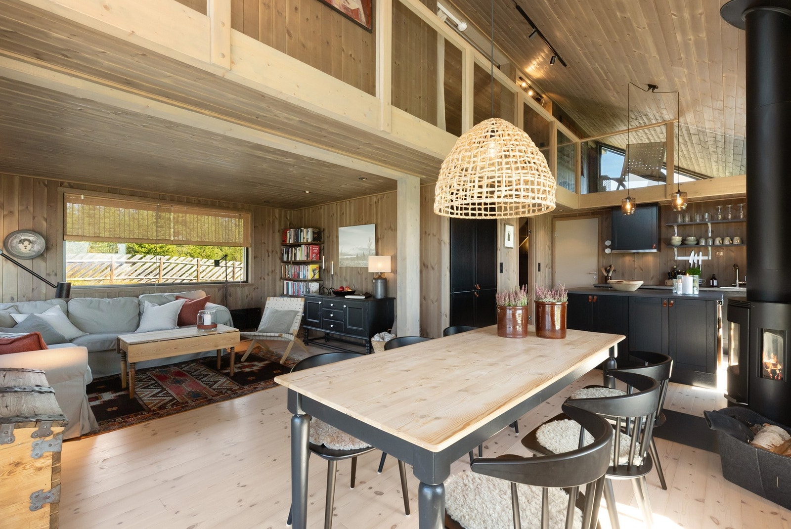 Peisovn plassert i stuen gir en god varme samt hyggelig atmosfære Galleribilde