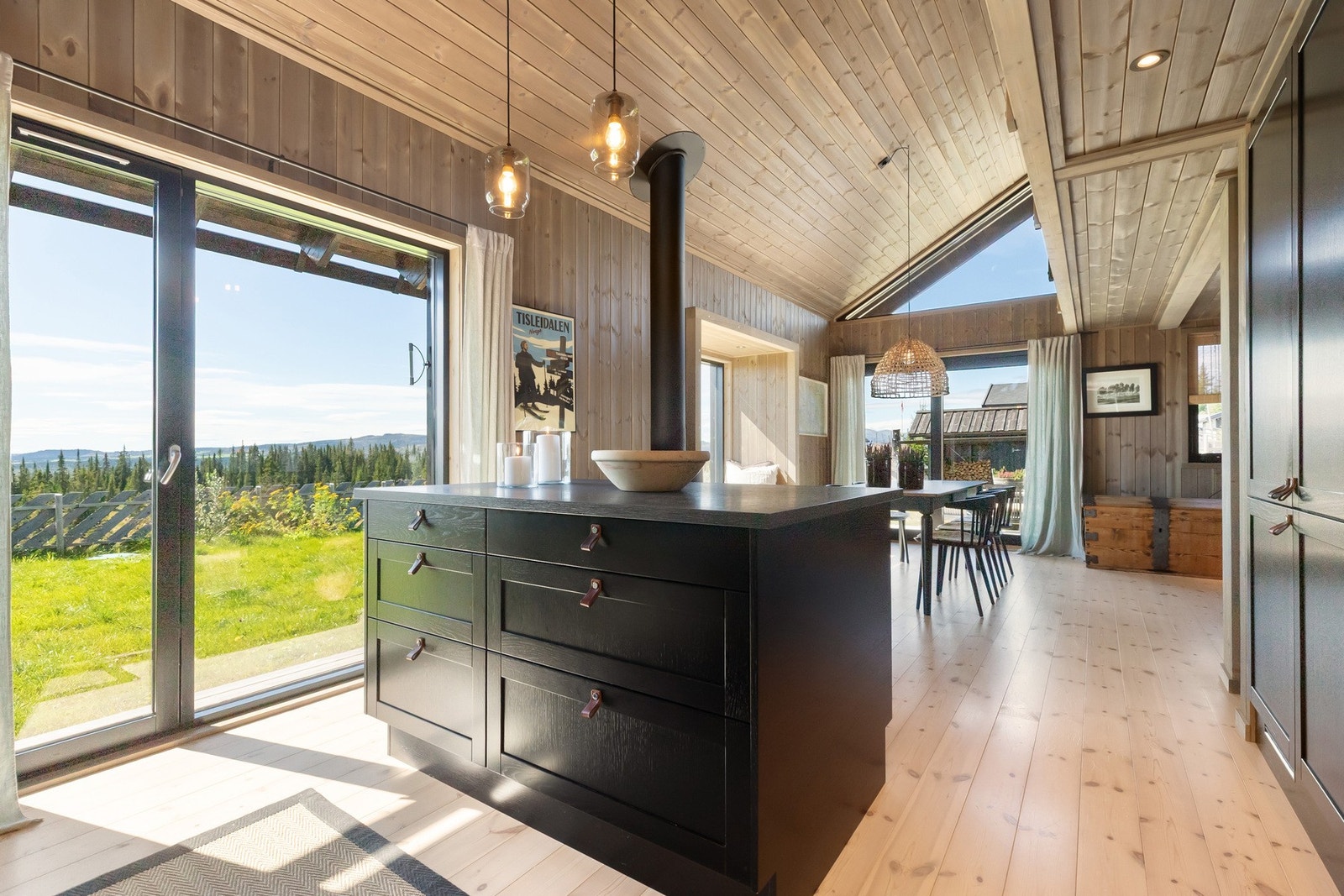 Kjøkkenøya fungerer både som avlastningsbenk og gir ekstra skapplass Galleribilde