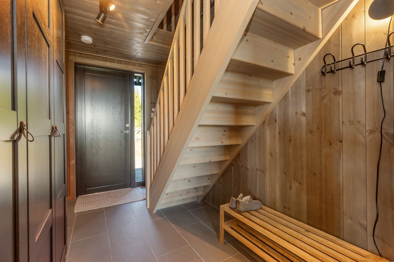 Plass til oppbevaring under trapp i tillegg Galleribilde