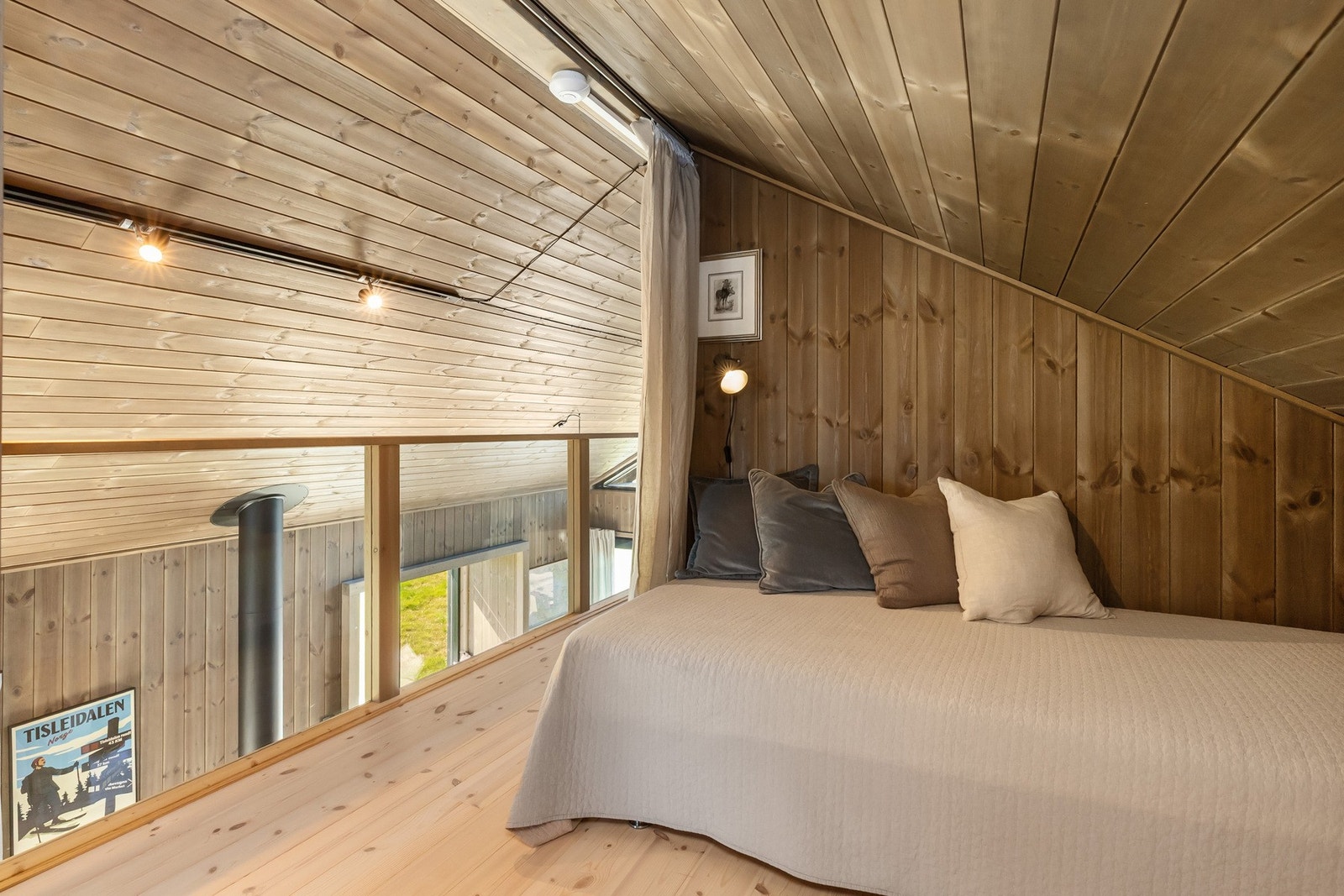 Galleriløsning ned mot kjøkken og stuen Galleribilde