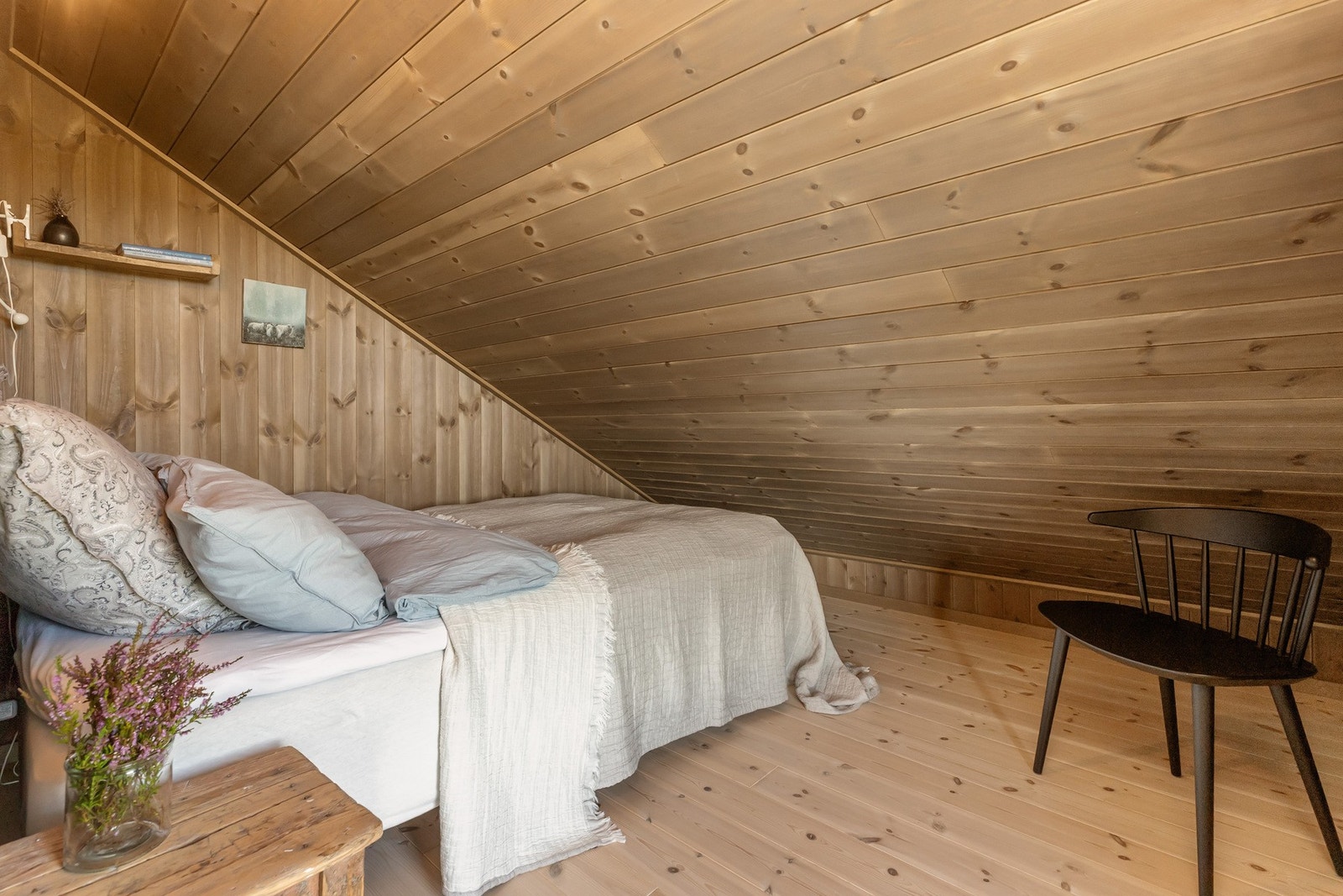 Oppe på hemsen er det to hemsrom som er innredet med sengeplasser. Galleribilde