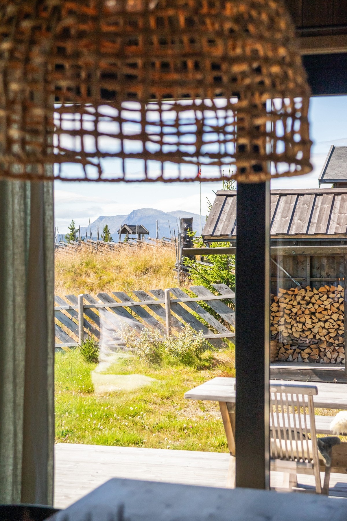 Den flotte utsikten mot Skogshorn kan ses fra flere vinduer Galleribilde