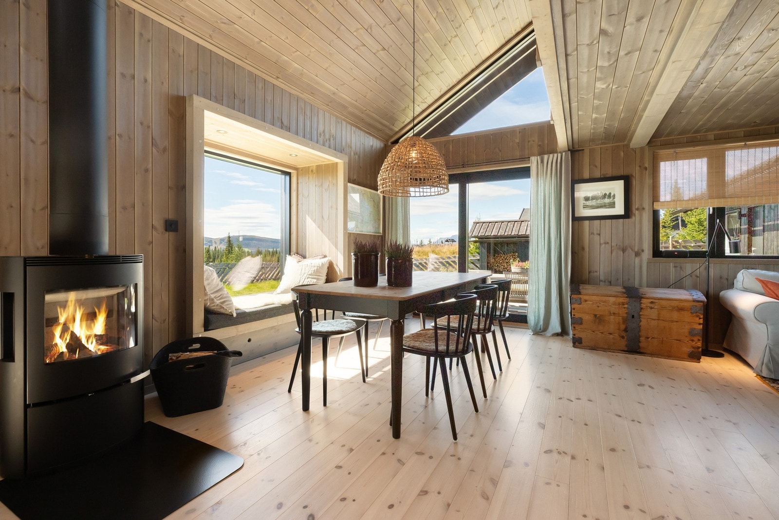 Stuen har store vindusflater som slipper inn godt med dagslys og gir en god romfølelse Galleribilde