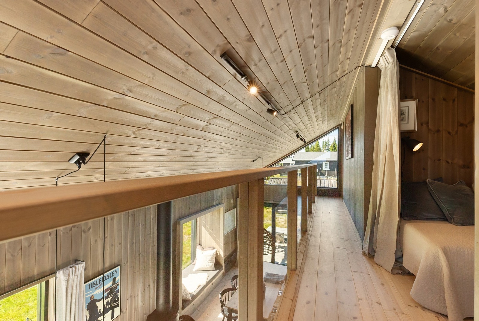 Glassrettverk gjør hemsen lysere og en får en god romfølelse Galleribilde